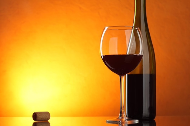 Glas en fles rode wijn