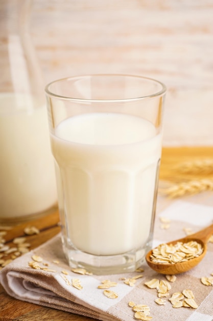 Foto glas en kruik verse melk op houten tafel tegen een achtergrond met kleur