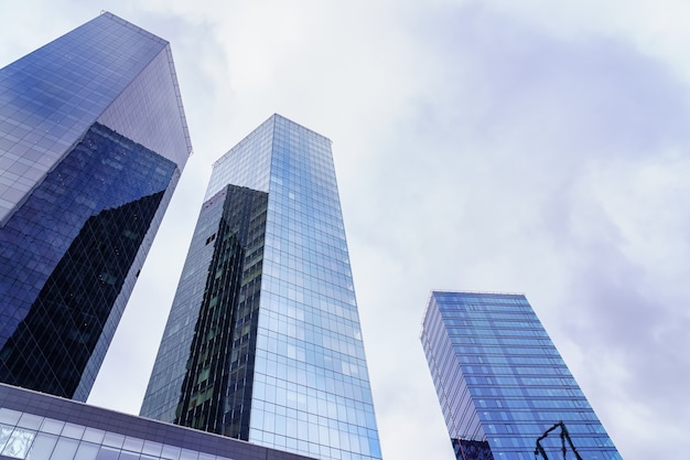 Foto glas en stalen wolkenkrabbers over stormachtige bewolkte hemel. tallinn estland.