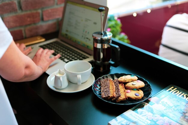 Glas filterkoffie met heerlijke koekjes