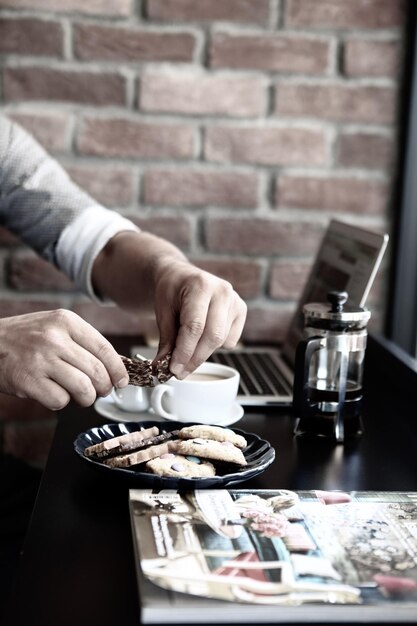 Glas filterkoffie met heerlijke koekjes