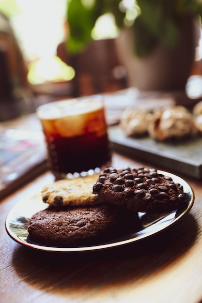 Glas filterkoffie met heerlijke koekjes