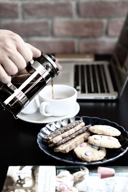 Glas filterkoffie met heerlijke koekjes