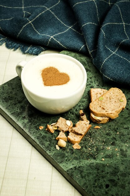 Glas filterkoffie met heerlijke koekjes