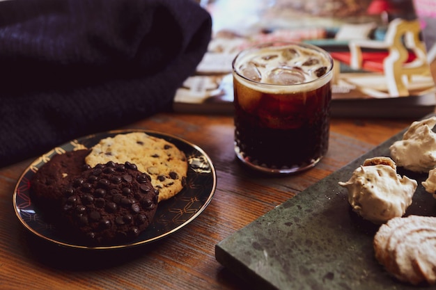 Glas filterkoffie met heerlijke koekjes