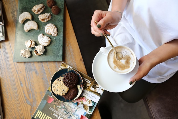 Glas filterkoffie met heerlijke koekjes