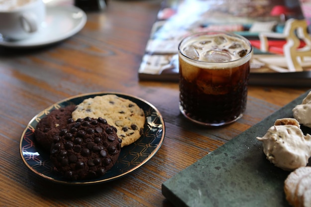 Glas filterkoffie met heerlijke koekjes