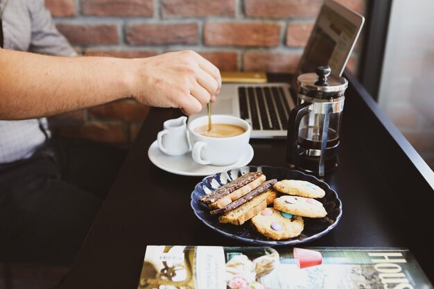 Glas filterkoffie met heerlijke koekjes