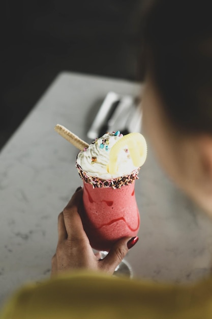 Glas frambozenmilkshake met slagroom en verse frambozen