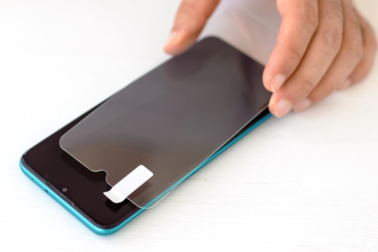 glas geharde beschermfolie vervang gsm mobiele service. man hand gebruikt vochtige doekjes;