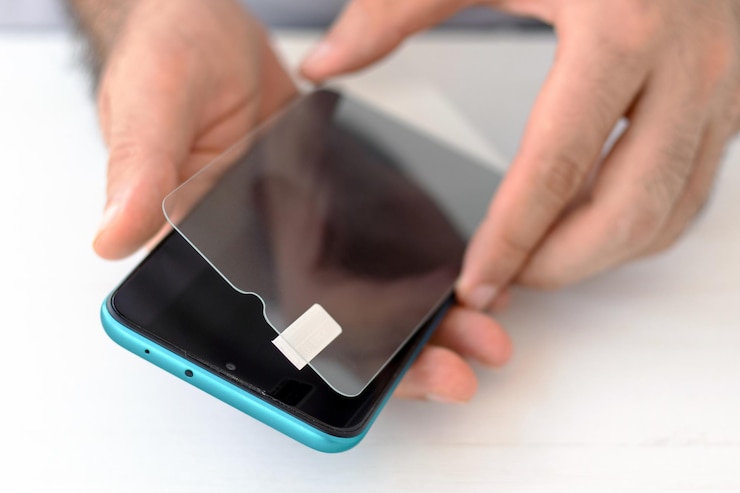 glas geharde beschermfolie vervang gsm mobiele service. man hand gebruikt vochtige doekjes;