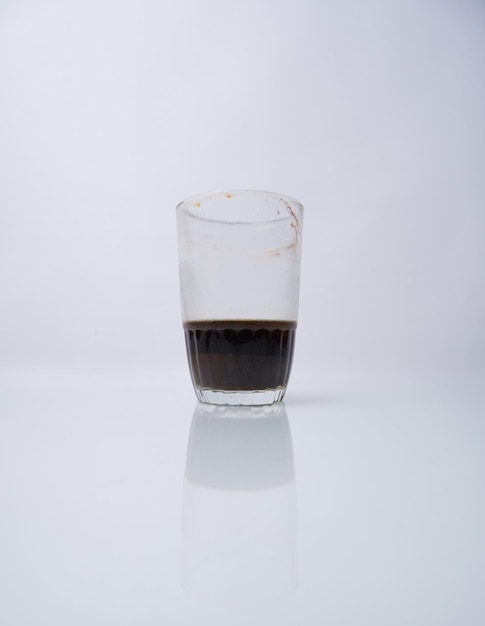 Glas gevuld met koffiewater geïsoleerd op witte achtergrond