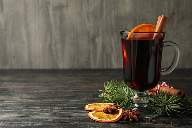 Glas glühwein en ingrediënten