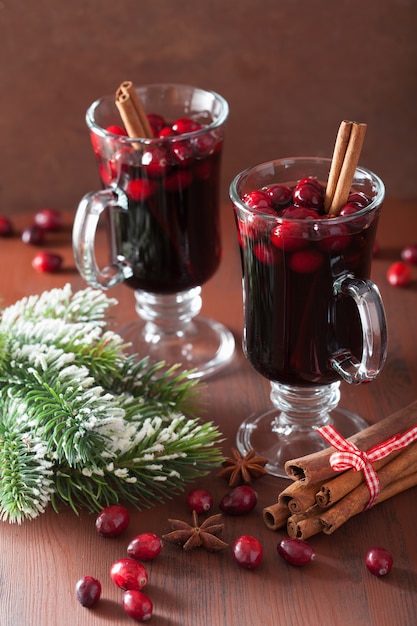 Glas glühwein met cranberry en kruiden