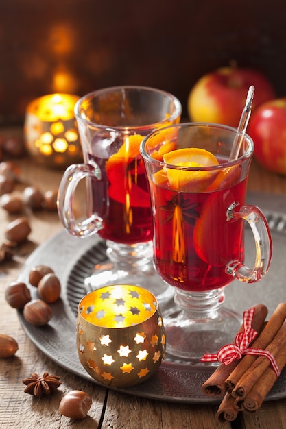 Glas glühwein met sinaasappel en kruiden, Kerstdecoratie