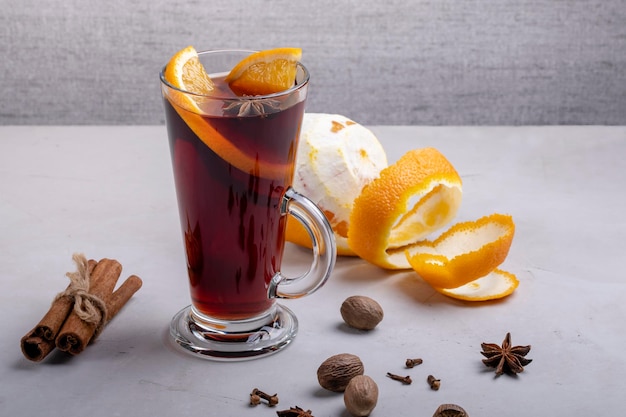 glas glühwein op grijze betonnen ondergrond