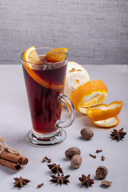 glas glühwein op grijze betonnen ondergrond