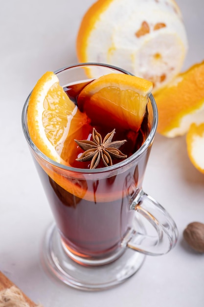 glas glühwein op grijze betonnen ondergrond