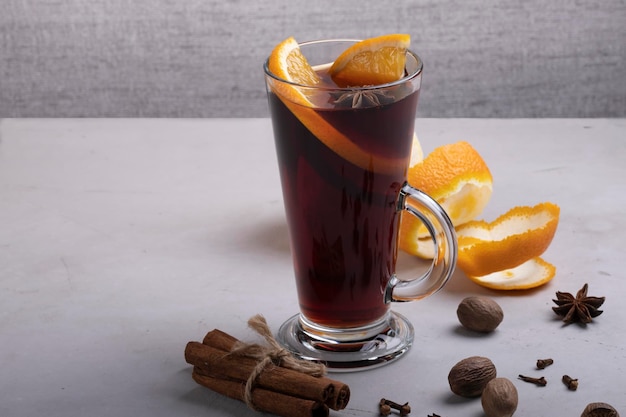 glas glühwein op grijze betonnen ondergrond