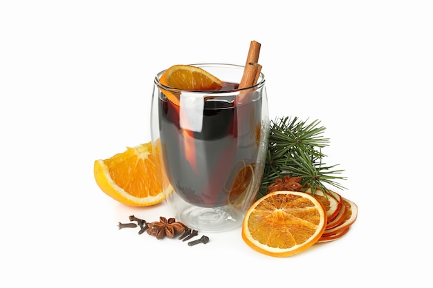 Glas glühwein op wit wordt geïsoleerd