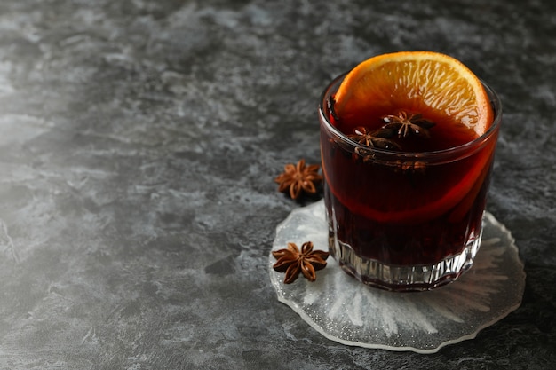 Glas glühwein op zwarte smokey tafel