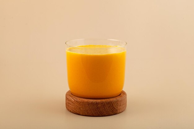Foto glas golden milk kurkuma latte gezond drankje met melk en honing ter ondersteuning van het immuunsysteem