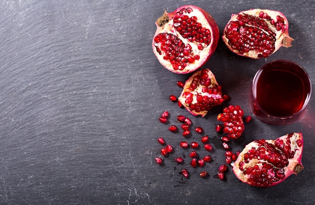 Glas granaatappelsap met vers fruit op donkere, bovenaanzicht