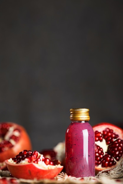 Glas granaatappelzaad bodyscrub op een houten oppervlak. Detailopname