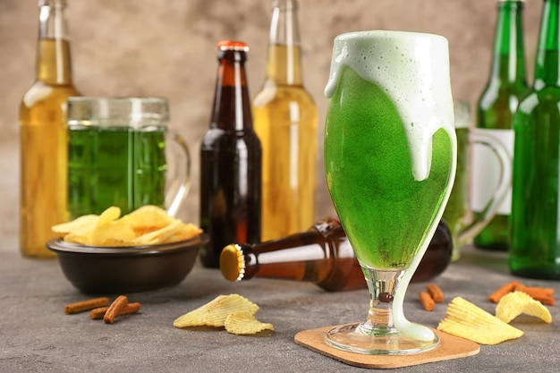 Glas groen bier op tafel Saint Patrick's day viering