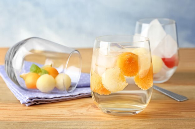 Glas heerlijke cocktail met meloenballetjes op tafel