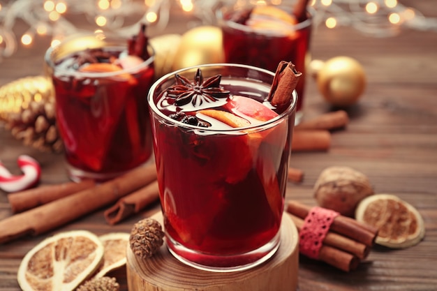 Glas heerlijke kerst glühwein op houten standaard, close-up