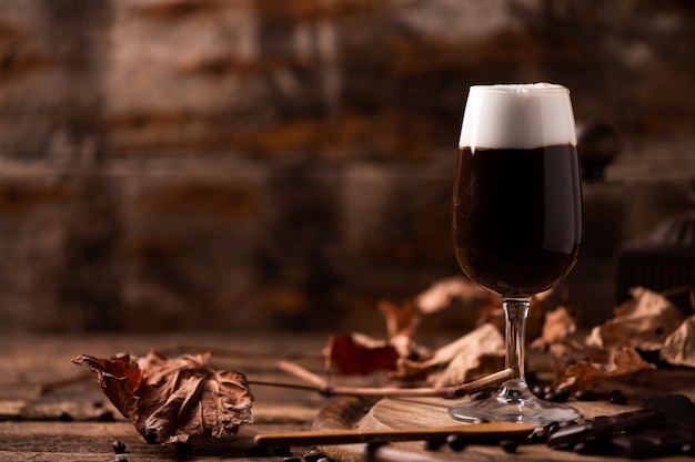 Glas Ierse koffie op een tafel. Sluit af