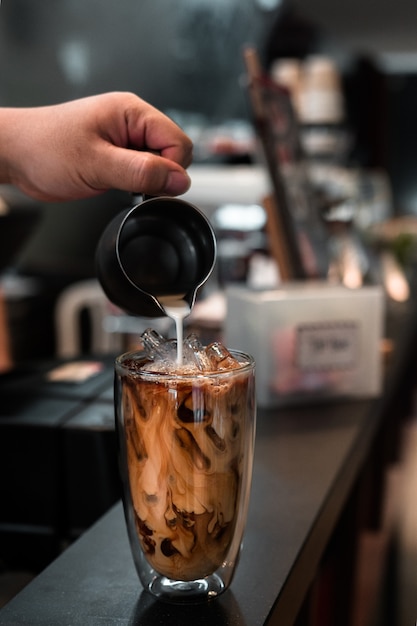 glas ijskoffie met melk op tafel