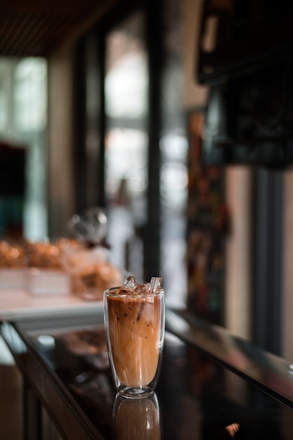 glas ijskoffie met melk op tafel