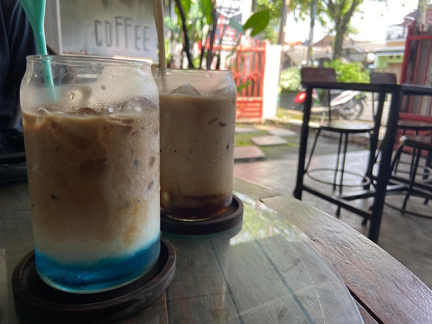 Glas ijskoffie met roommelk Cold brew koffiedrank met ijs Vroege ochtendzonlicht Kopieer ruimte