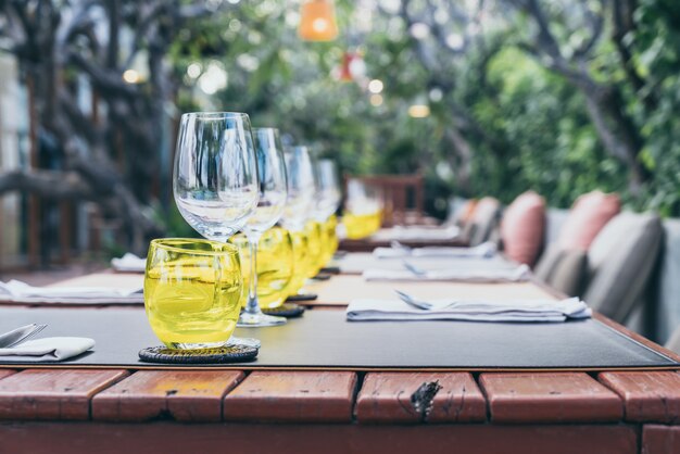 Glas ingesteld op eettafel