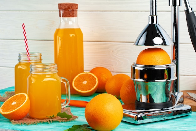 Glas jus d'orange en gesneden sinaasappelen op tafel