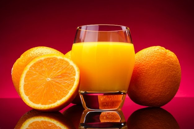 Glas jus d'orange en sinaasappelen