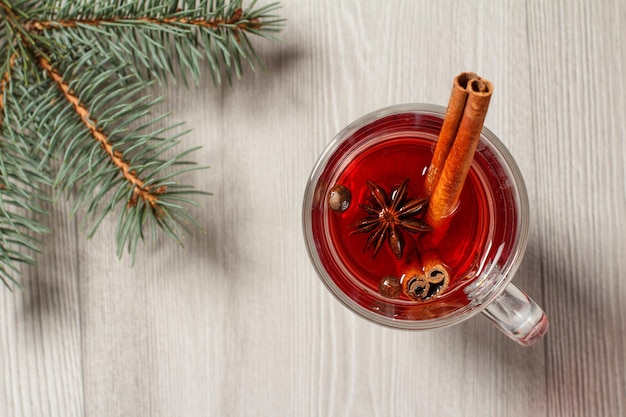 Glas kerst glühwein met kaneel steranijs en kruidnagel