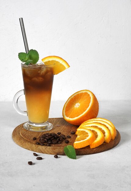 Glas kleurrijke cocktail van hommel of gekke bij met jus d'orange en espressokoffie