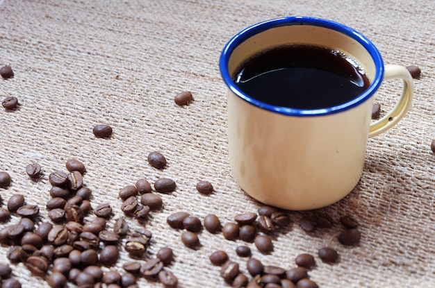 Glas koffie en wat koffiebonen