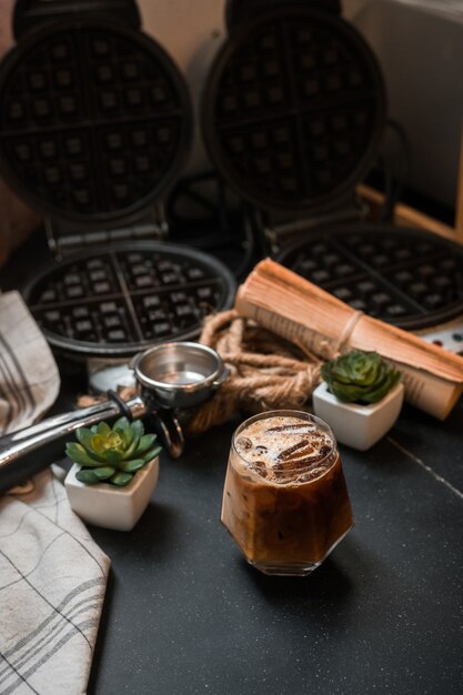 Glas koffie met melk op tafel