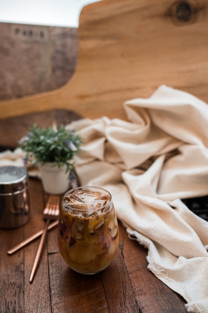 Glas koffie met melk op tafel