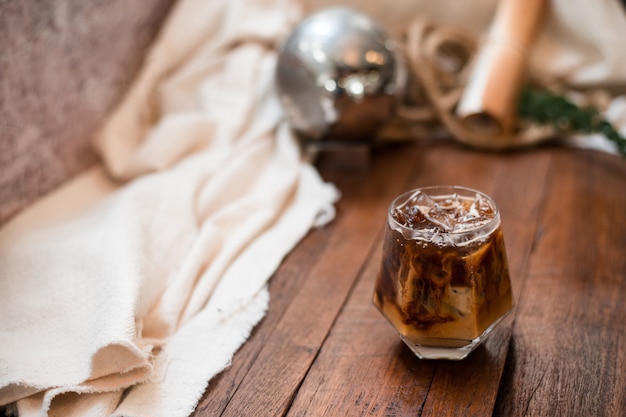 Glas koffie met melk op tafel