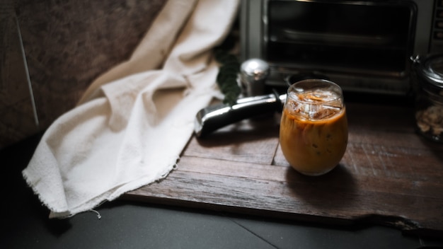 Glas koffie met melk op tafel