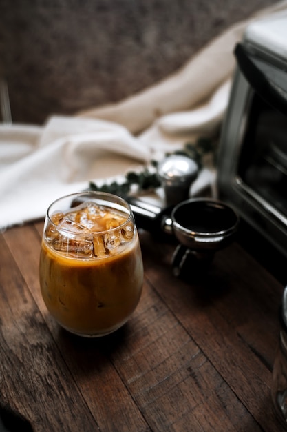 Glas koffie met melk op tafel