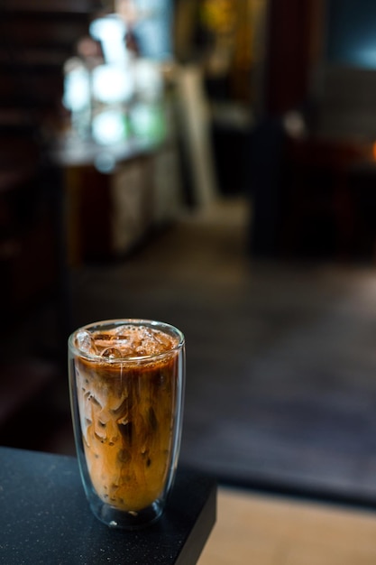 glas koffie met melk op tafel