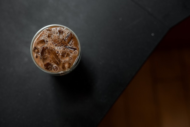 glas koffie met melk op tafel