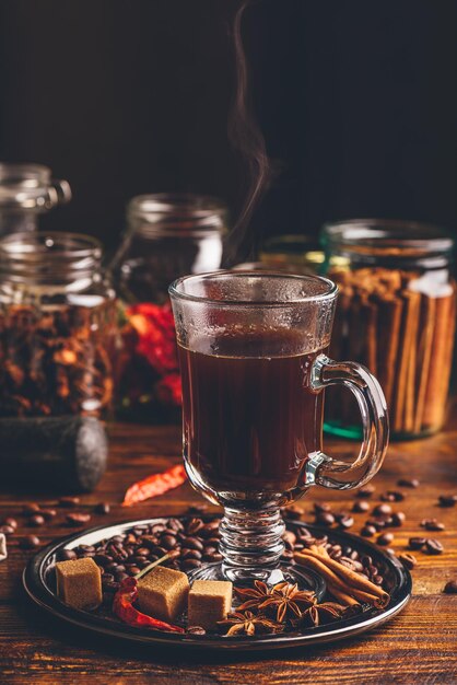 Glas koffie met stoom