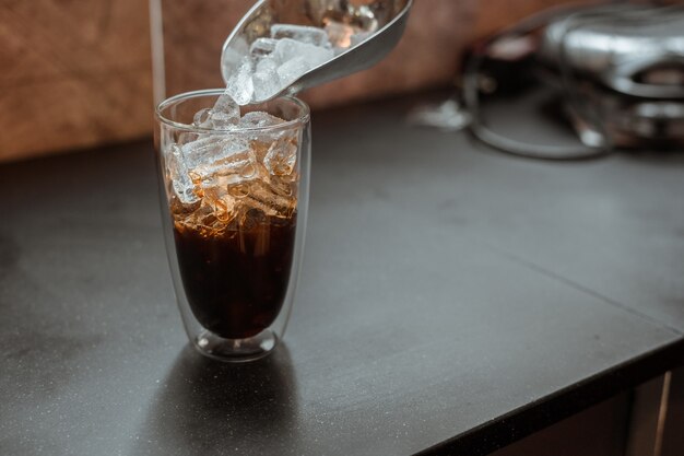 glas koffie op tafel